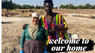 family sees a blackman for the first time in a turkish village