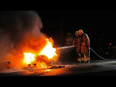 Brandweer Elburg blust afvalbrand met schuim op de Eperweg N309 in 't Harde