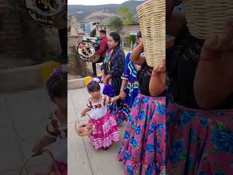 mujeres mixteca #pueblosmixtecos #tradiciones #bandaoaxaqueña #huajuapan