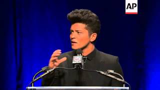 Highlights from Bruno Mars&#39; press conference ahead of Sunday&#39;s Super Bowl halftime performance. (Jan