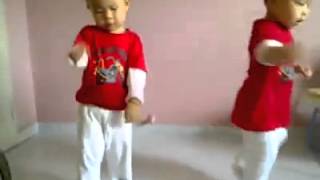 babies dancing ganman style Versão oficial