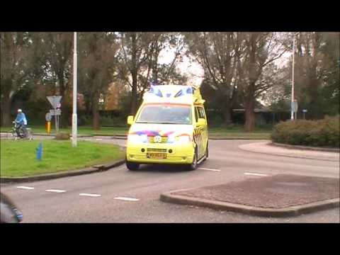 Ambulance 02-118 Dokkum komt met spoed aan bij het ziekenhuis 'De Sionsberg'