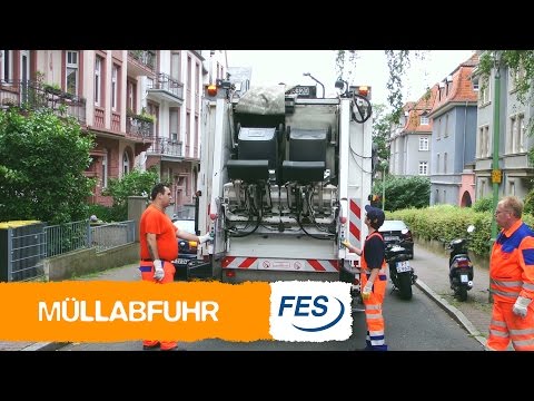 Kinderreporter Mika bei der Müllabfuhr in Frankfurt (Müllmann)