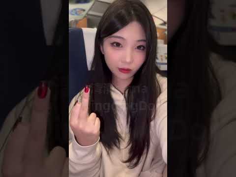 套路直播女S清清 第一视角红绿灯盯射调教：刺激的来喽！小狗陪着女神坐高铁 车上这么多人 没想到主人直接贴脸开大诱惑盯射 中指白眼吐舌头不断挑逗刺激 全程无言但狗狗绝对坚持不过三秒就得去卫生间里换裤子喽