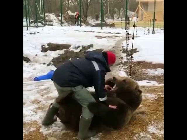 Российские летчики и их подопечный