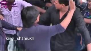 Шах рук кхана чуть не растерзали его фанаты. SRK FAN.