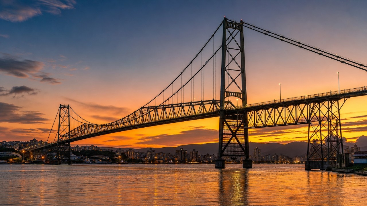 Live webcam view of Hercílio Luz Bridge Waterfront View