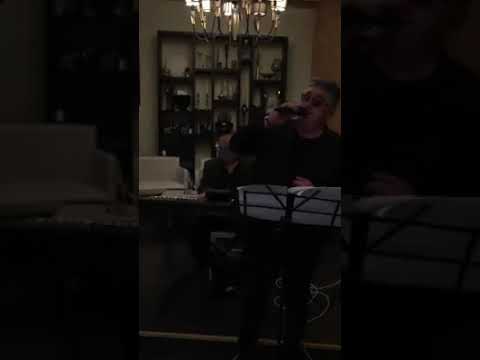 Costinel Alecsandrescu, interpretând o melodie din folclorul grecesc