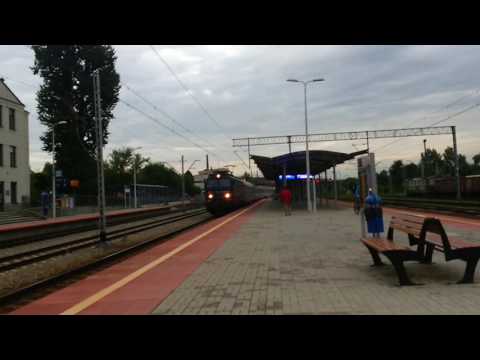 Pociąg IC "Wyspiański" do Wrocławia z EP09-024 wjeżdża do Częstochowy Stradom