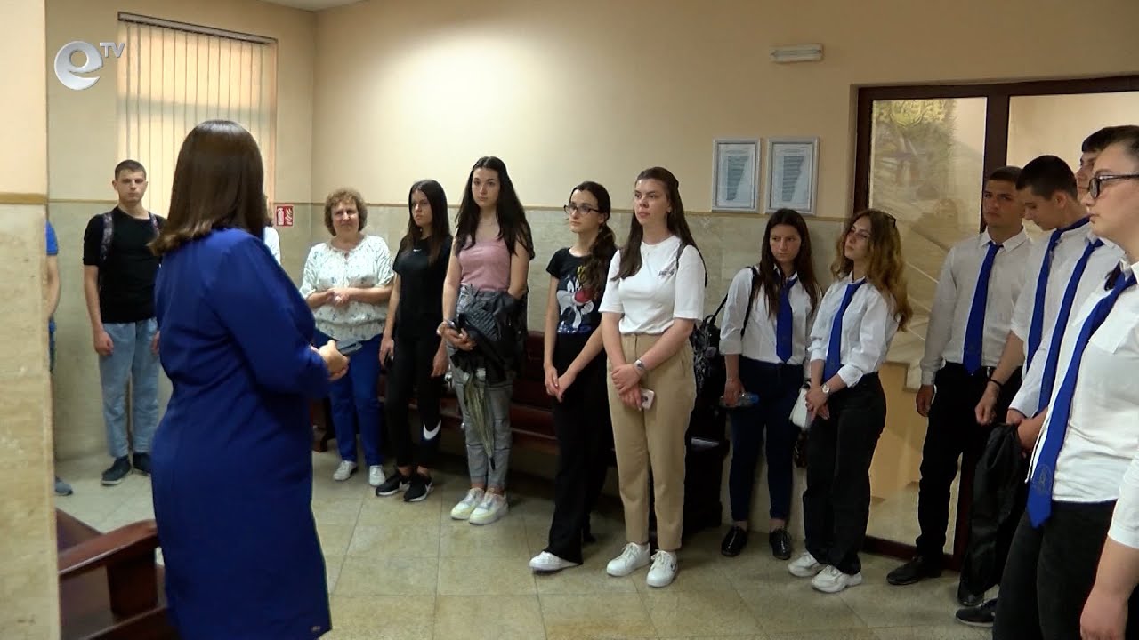 Ученици на посещение в Административния съд в Хасково