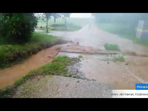 Búrka zaplavila obec Kozárovce