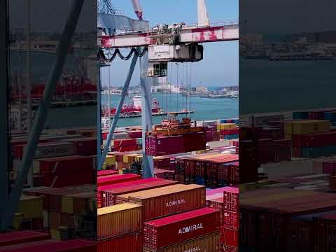 Giant Gantry Crane Loading Container Ship