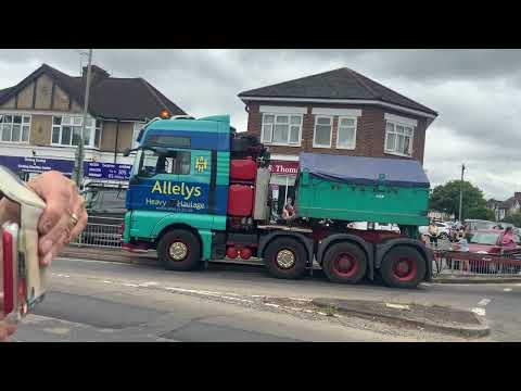 A 70 metre, 140 Tonne Abnormal load making its way into New Haw, Surrey