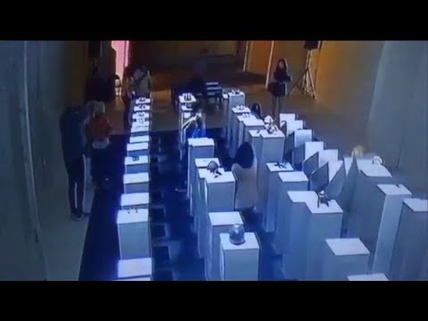 Selfie Attempt Causes $200,000 in Damages at L.A. Gallery