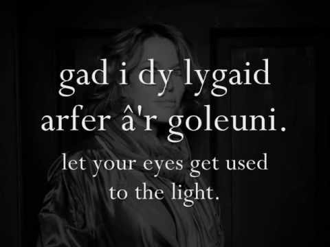 Trwy'r Drych - Cerys Matthews (geiriau / lyrics)