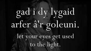 Trwy&#39;r Drych - Cerys Matthews (geiriau / lyrics)