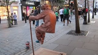 Уличная магия: парень сидит в воздухе над землей - Видео онлайн