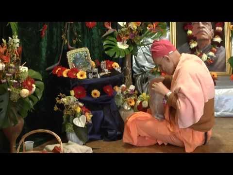 VP KKS 2015 09 - Giriraj coming, Washing of the feet, Sri Guru astaka by Gurudas Prabhu, 26.04.2015