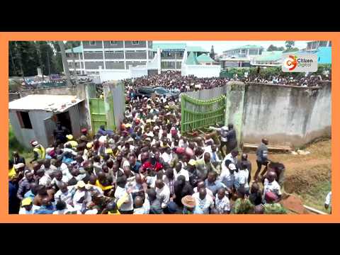 President Ruto admonishes his security officers for stopping people from accessing Kapkatet Stadium