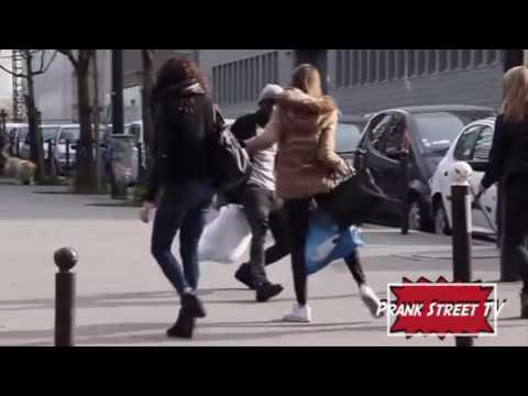 (PRANK) BATAILLE D'OREILLERS DANS LA RUE!