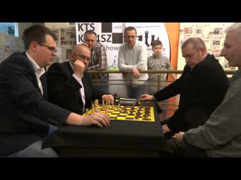 Wigilia w klubie szachowym KTS Kalisz 2015. Gra parami w szachy.