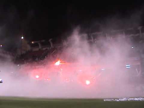 "Recibimiento en Casa Blanca LDU vs Libertad" Barra: Muerte Blanca • Club: LDU • País: Ecuador