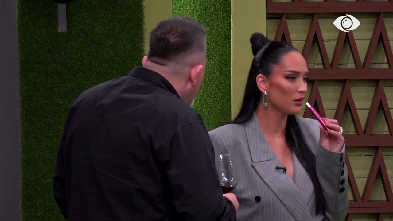 Juli diskuton me Erjolën: Rrini në dhomë dhe bëni analiza për të tjerët