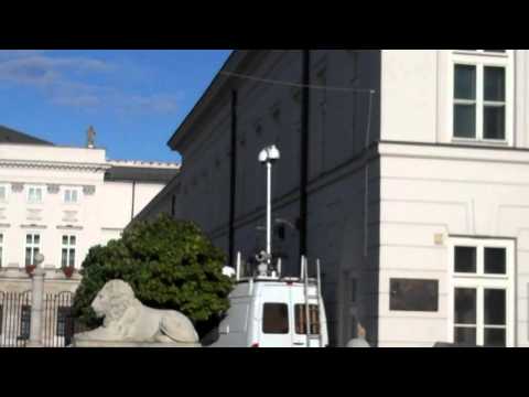 Kamery Filmują "Groźnych" Obrońców Krzyża - George Orwell 1984