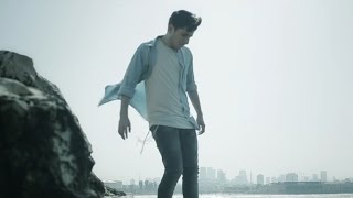 אבישי רוזן – טיפות של רוח (הקליפ הרשמי) - התמונה מוצגת ישירות מתוך אתר האינטרנט יוטיוב. זכויות היוצרים בתמונה שייכות ליוצרה. קישור קרדיט למקור התוכן נמצא בתוך דף הסרטון