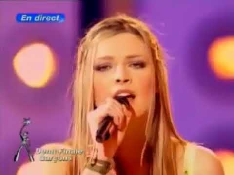 Charles Aznavour a los 92 años cantando con sus nietas