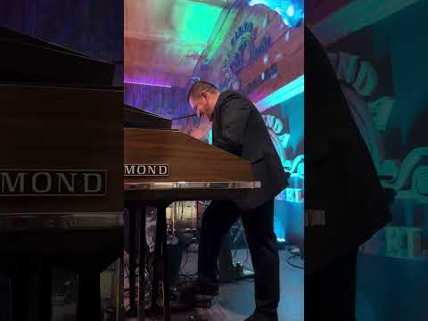 GRUPO PUMA DE REY CAPETILLO TOCANDO LA DAMA DE NEGRO