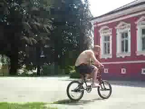 farmer fährt mit rad in kamp