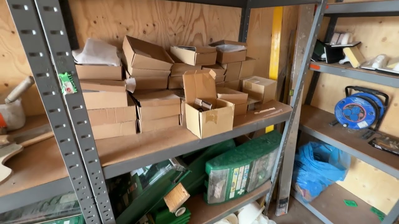 20-fots container, isolerad med innehåll.