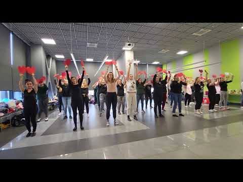 Pędzą wnuki z laurkami - prosty układ z rekwizytem