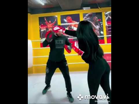 Ledjana e perputhen grushton dhe shkelmon si boksiere🤩