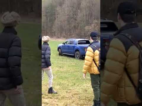 Der Drachenlord (Rainer Winkler) steckt mit seinem Ford Ranger in einer nassen Wiese fest