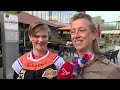 Drukte op vrijmarkt Almere Stad avond voor Koningsdag