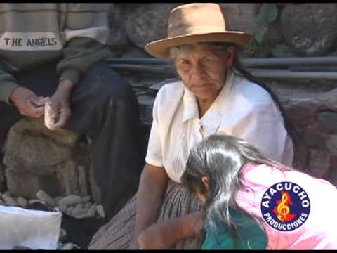 MUJER AYACUCHANA - COCA QUINTUCHA