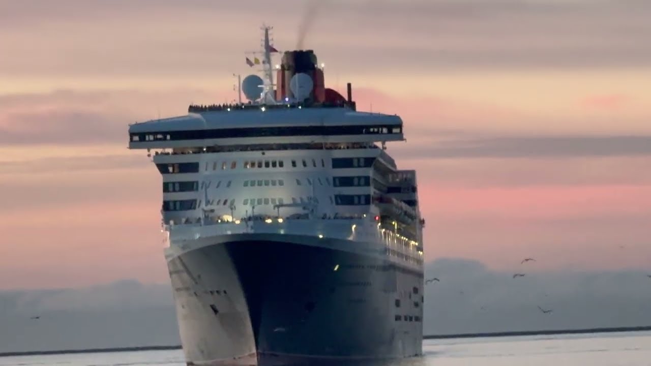 Royal Rendezvous Harbor Cruise - Queen Mary 2 meets Queen Mary after 20 Years