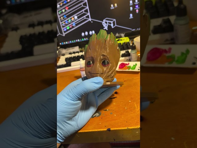Vídeo relacionado con Grupo Erik Lapicero Marvel Groot - Portalápices escritorio 3D - Lapicero escritorio Groot ideal accesorio papelería Marvel - Producto con licencia oficial