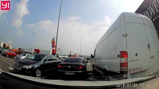 VIDEO Nesimțire în trafic - Șmecher de Sibiu, pe contrasens în parcare. A făcut și scandal 1 video
