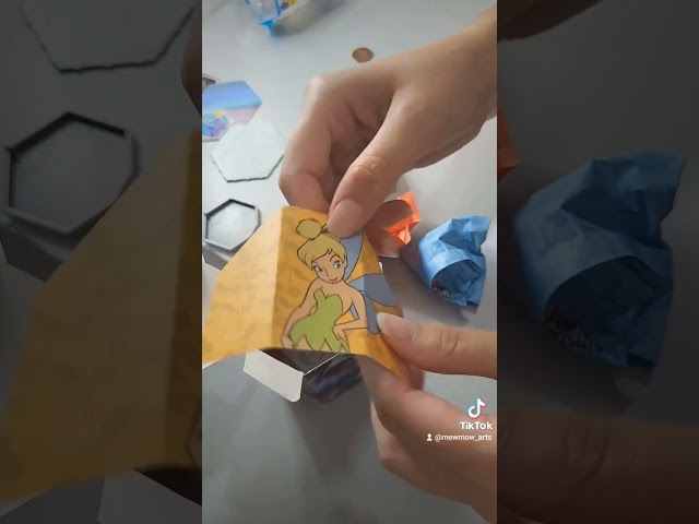 Vídeo relacionado con Disney Store Official, Peter Pan, Campanilla, muñeca clásica, 25 cm, muñeca del Hada de Disney Totalmente posable con un Elegante Atuendo, alas detalladas y Cepillo de Juguete, para Mayores de 3 años