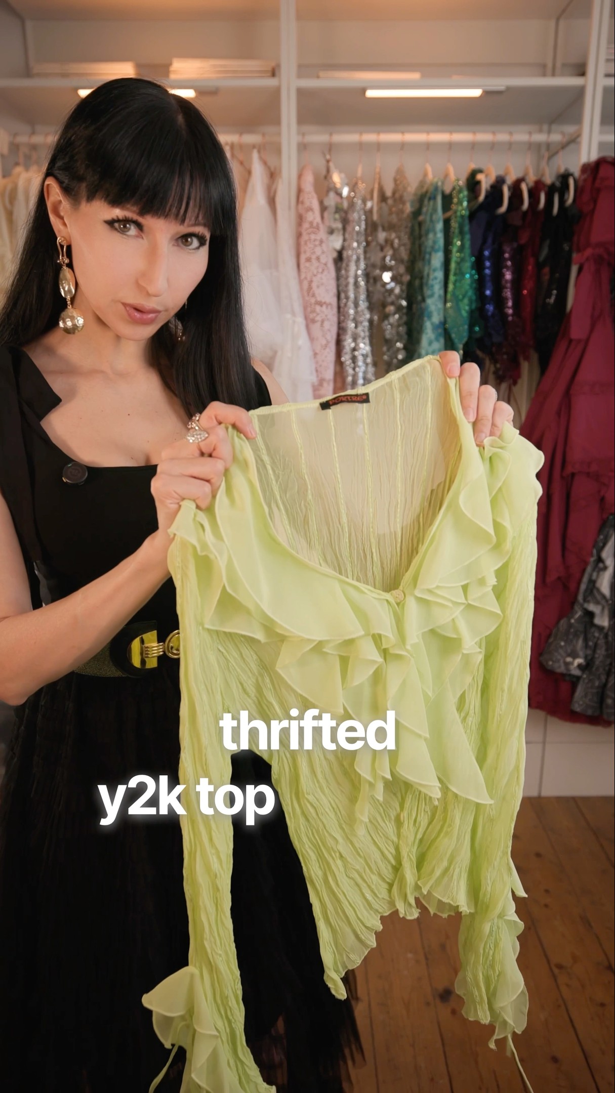 Kombinasi outfit hijau yang kece bisa dimulai dari atasan thrifted Y2K ini! Siap tampil standout? 🍃✨