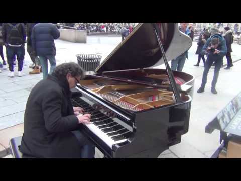 Paolo Zanarella a Piazza Duomo di Milano