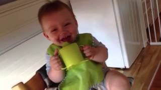 Felix ler fordi koppen lager morsom lyd!