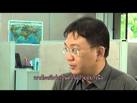 ดูคนตื่นเต้นเกี่ยวกับผู้หญิงคนหนึ่ง ความแข็งแรงของกล้ามเนื้อการออกกำลังกาย
