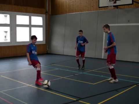Fussballtraining: Aufwärmen - Aufwärmübungen -  Hallentraining