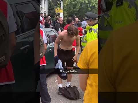 Police made this fan remove his PSG jersey at the Arsenal parade 😳👕 #Arsenal #PSG #ArsenalParade
