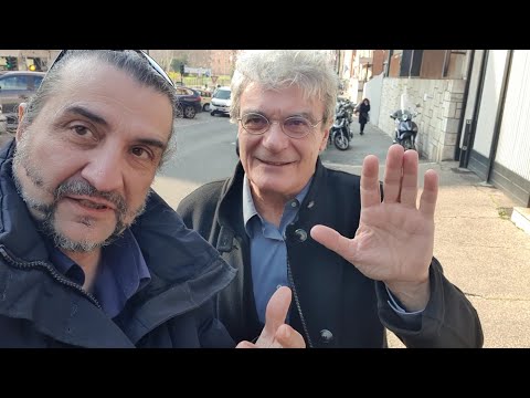 Laggiù qualcuno mi ama - Omaggio di Mario Martone a Massimo Troisi saluta i fan col Salutatore