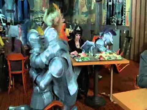 Armature ingombranti al ristorante